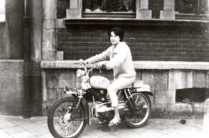 Annerose Schwedler und ihre erste Karre, Foto Norbert Kozicki