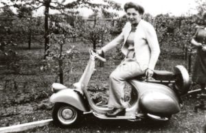 Auch die Mutti besorgte sich einen fahrbaren Untersatz, Foto Norbert Kozicki