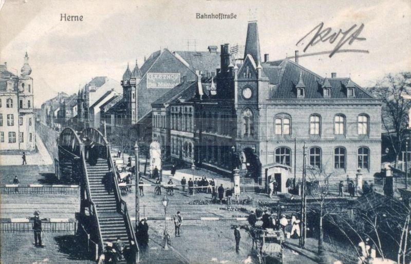Alter Bahnhof mit Fußgängerbrücke und Kaiserliches Postamt, nach Norden schauend, 1907, Foto Stadtarchiv Herne
