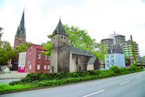 Die St. Dionysiuskirche an ihrem ungefähren Standort, dahinter die Kreuzkirche, Foto: Gerd Biedermann, Fotomontage: Edda Reffelmann, September 2017. (C) Herne von damals bis heute