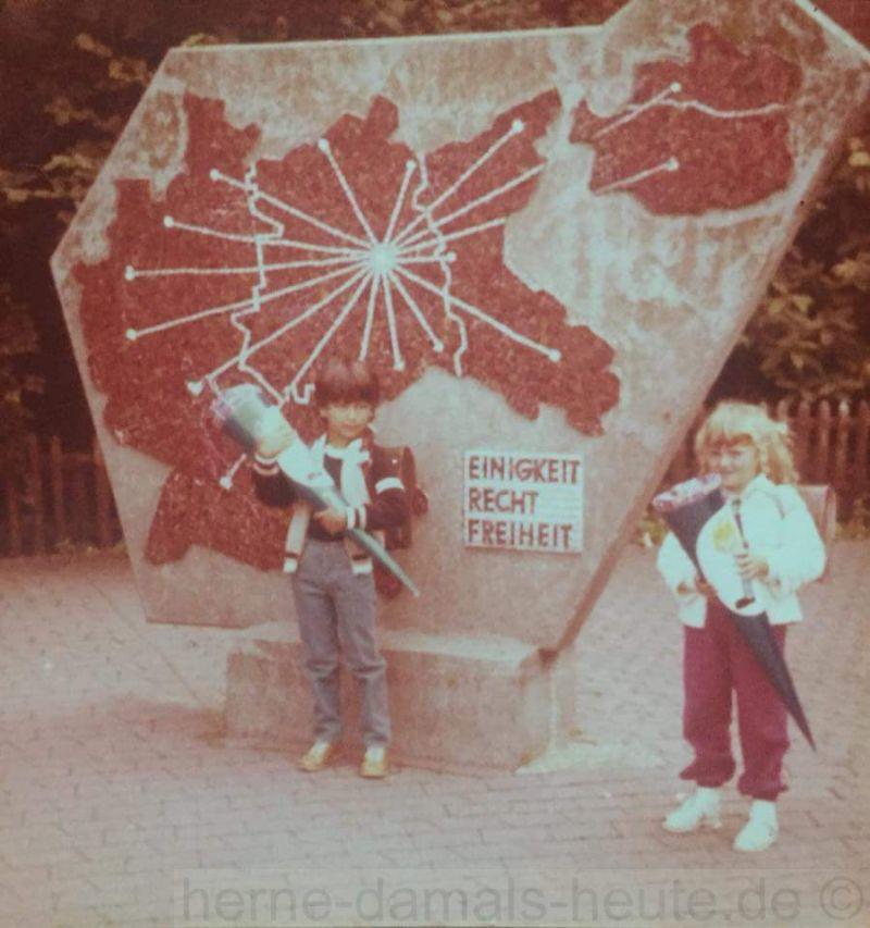 Das Denkmal als Fotomotiv bei der Einschulung, 1981, Foto Andrea Buchwald