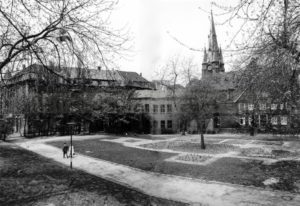 Kraft-Messing-Platz mit Umriss der St. Dionysiuskirche, Foto Bildarchiv Herne