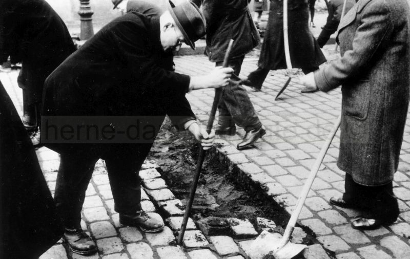 Bau der Straßensperren in der Baumstraße, März 1945. Foto Bildarchiv Herne