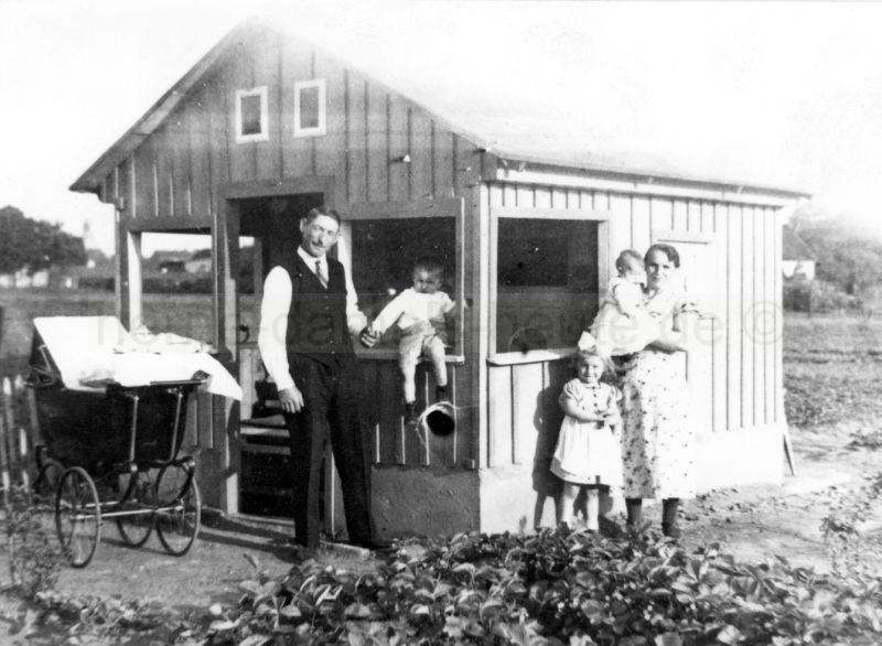 Friedrich Schrage mit seiner Familie im Schrebergarten „Eigene Scholle“, um 1936, Foto Bildarchiv Herne