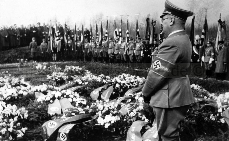 Karl Nieper bei der propagandistischen Beisetzung der Opfer des Luftangriffs vom 30. März 1943 auf dem Südfriedhof. Im Juli 1943 notierte er in sein Tagebuch: „An eine deutsche Niederlage denkt kein vernünftiger Mensch.“ Foto Bildarchiv Herne