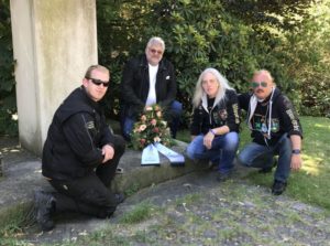 Kranzniederlegung an der zentralen Gedenkstätte am Münsteraner Friedhof, das Grab von Willi Henkelmann existiert nicht mehr, von links nach rechts Magnus Frisch, Reinhold Frank, Horst Graf Hotte Schröder, Volker Lange, Foto Reinhold Frank