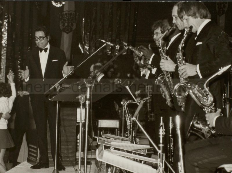 Kurt Edelhagen (links) mit Big Band in Herne, undatiert, Foto Stadtarchiv Herne