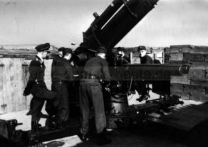 Luftwaffenhelfer in der Flakbatterie am Stadtgarten, 1943. Kurz vor dem Einmarsch der US-Armee wurde die „Festung Stadtgarten“ aufgrund von Munitionsmangel aufgegeben. Foto Bildarchiv Herne