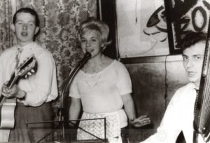 'The Black River Boys' in der Gaststätte Zur Krone an der Gelsenkircher Straße in Wanne (Klaus Heinz Leadgitarre, Mary, die Kellnerin und Sängerin, Peter Dobbrick am Schlagzeug), Repro Norbert Kozicki
