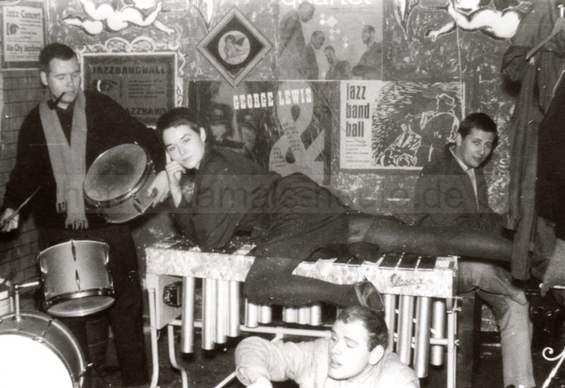 Szene aus dem Club am Bahndamm in Wanne-Süd: Heinz Oelmann am Piano, Conny Wiludda im Vordergrund und mit Muse auf dem Vibraphon, Foto Norbert Kozicki