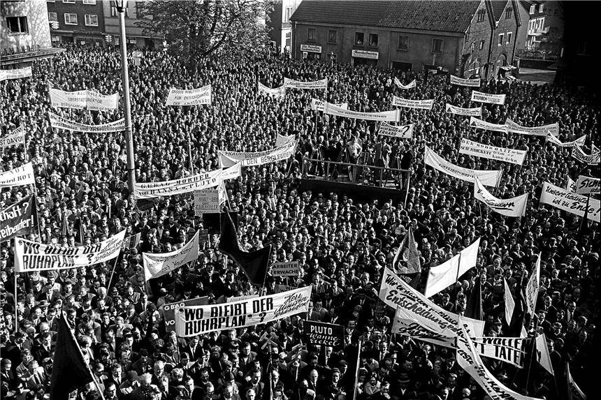 15000 Menschen kamen zum Protest am 21 Oktober 1967 in Dortmund-Huclarde, Foto Norbert Kozicki