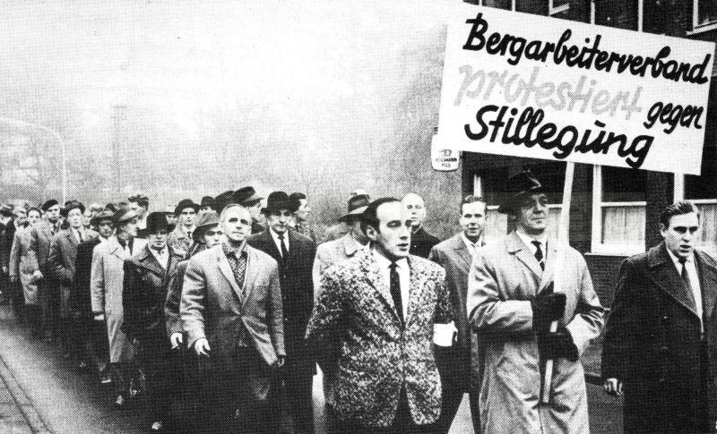 Protestmarsch der Bergarbeiter von 'Shamrock 3/4' über die Landgrafenstraße, Repro Norbert Kozicki