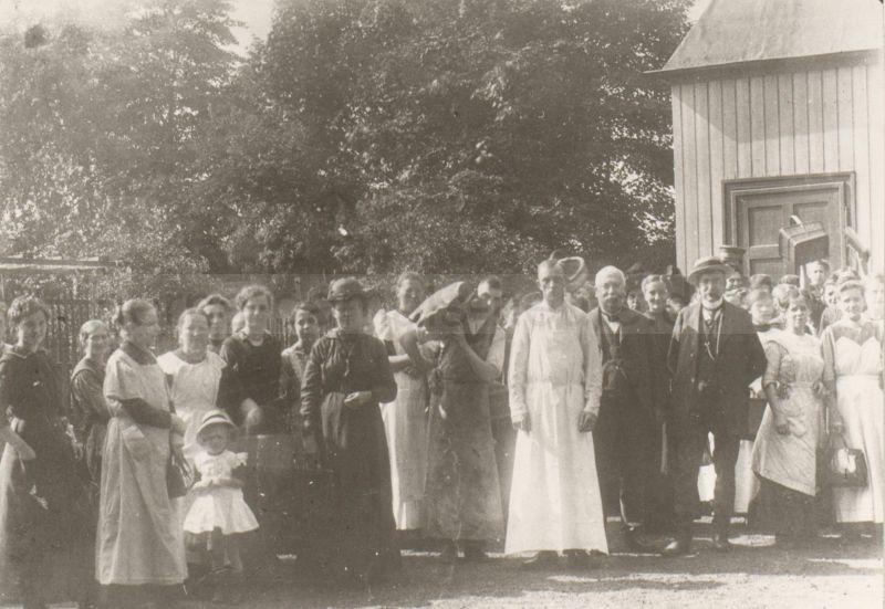 Amtmann Karl Berkermann (vorne zweiter Mann von rechts) besucht die Kriegsküche in Eickel, Sommer 1915