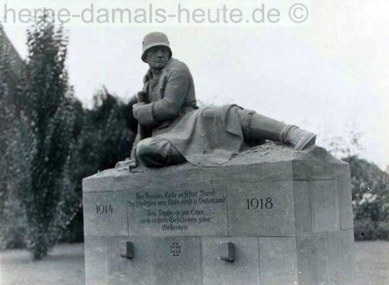 Ehrenmal in Wanne-Süd für die Wanne-Eickeler Kriegstoten des Ersten Weltkriegs, Foto Stadtarchiv Herne