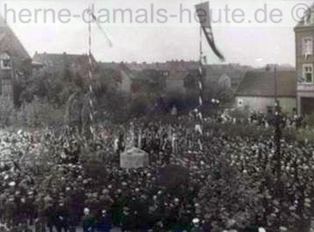 Einweihung des Ehrenmals in Wanne-Süd für die Wanne-Eickeler Kriegstoten des Ersten Weltkriegs, Foto Stadtarchiv Herne