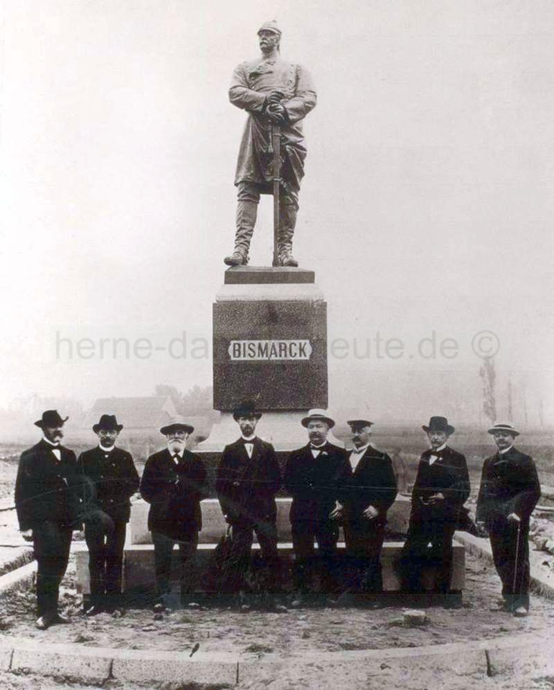 Enthüllung des Bismarck-Denkmals am 26.06.1904 in Anwesenheit von Amtmann Karl Berkermann (vierter von rechts), Foto Stadtarchiv Herne