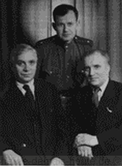 Gustav Sobottka mit Willi Bredel (rechts) in der DDR, im Hintergrund ein Offizier der Roten Armee, Repro Norbert Kozicki