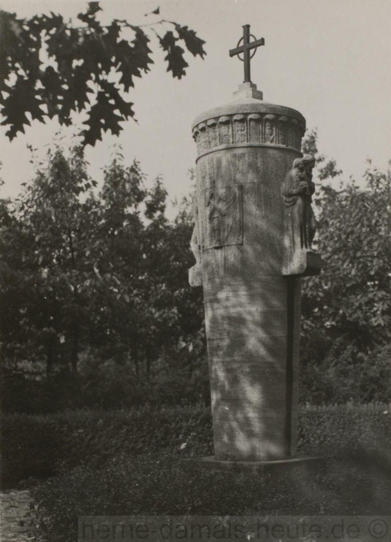 Ehrenmal auf dem Waldfriedhof für die am 09. Juli 1917 auf Pluto-Wilhelm verunglückten Bergleute, Repro Stadtarchiv Herne