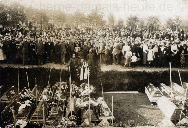 Beerdigung der am 28.02.1918 auf Friedrich der Große verunglückten Bergleute auf dem Horsthauser Friedhof, Foto Stadtarchiv Herne