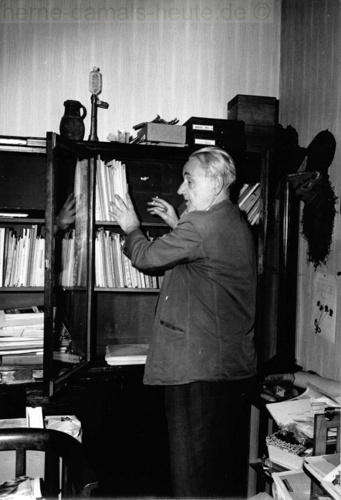 Der wackere Zeitungsschreiber Karl Brandt auf der Suche nach alten 'Hün un Perdün'-Artikeln? Karl Brandt im Oktober 1966, Foto Robert Grabski