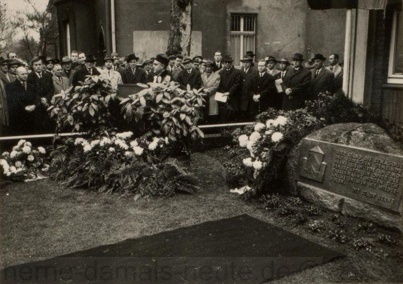 Enthüllung des Gedenksteines am ehemaligen Standort der Synagoge Herne, rechts im Bild Oberbürgermeister Brauner, 10. Noember 1963, Foto Stadtarchiv Herne