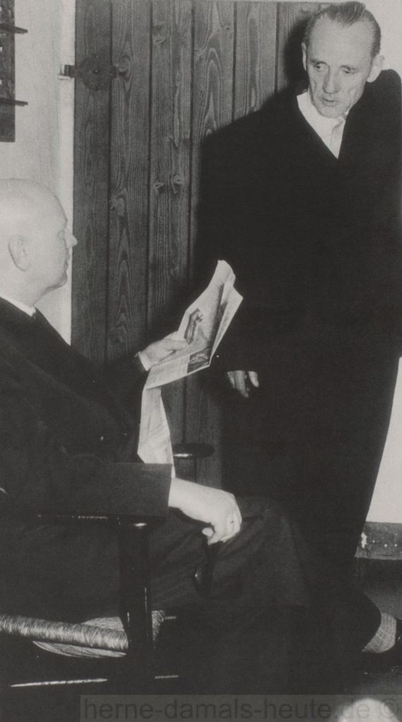 arl Brandt im Gespräch mit Dr, Leonhard Reiners (links), frühe 1950er Jahre, Repro Stadtarchiv Herne