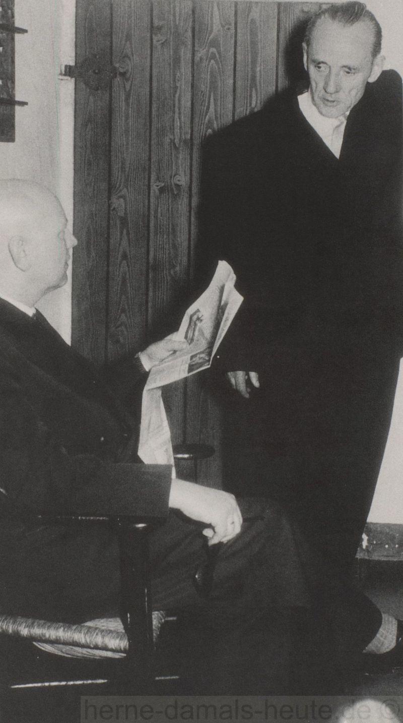 Karl Brandt im Gespräch mit Dr, Leonhard Reiners (links), frühe 1950er Jahre, Repro Stadtarchiv Herne