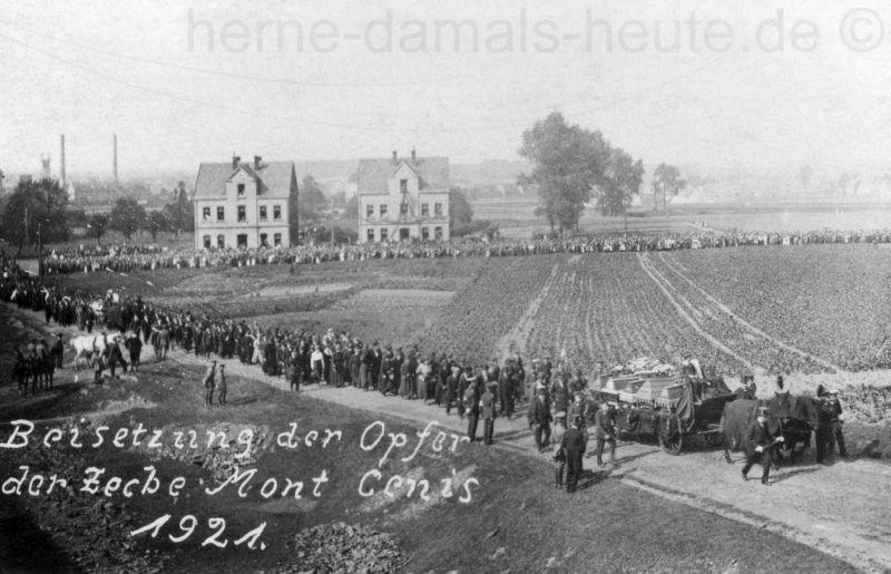 Trauermarsch für die Opfer der Schlagwetterexplosion am 20.06.1921 auf Mont Cenis, 24. Juni 1921, Foto Stadtarchiv Herne