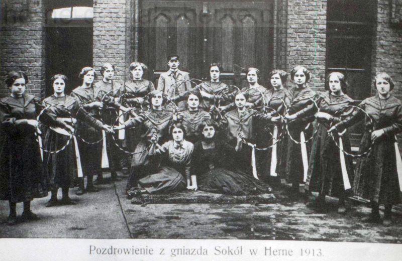 Die Ansichtskarte zeigt die Frauengruppe des polnischen Turnvereins 'Sokół', Herne 1913, Repro Stadtarchiv Herne