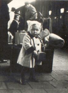 Ein Flüchtlingsmädchen auf dem Herner Bahnhof, August 1946, Repro Stadtarchiv Herne