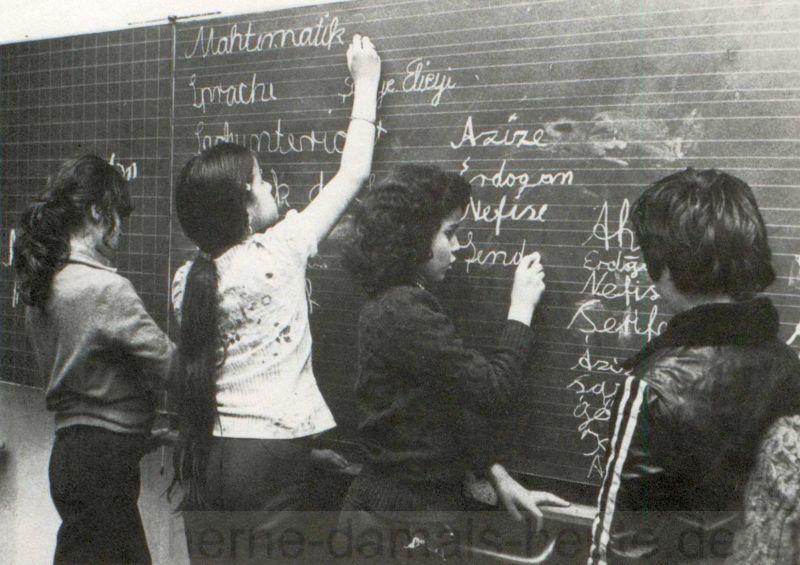 Förderunterricht für ausländische Schülerinnen und Schüler in der Josefschule an der Stöckstraße in Wanne-Eickel, Dezember 1979, Repro Stadtarchiv Herne