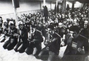 Türkische Mitglieder beim Gebet in der Moschee an der Hermannstraße in Wanne-Eickel, die 1977 eingerichtet wurde. Repro Stadtarchiv Herne