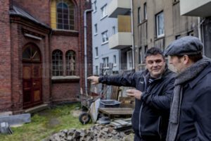 Voller Stolz zeigt Nenad Illic Redakteur Christoph Hüsken “seine” Kirche. © Frank Dieper, Stadt Herne